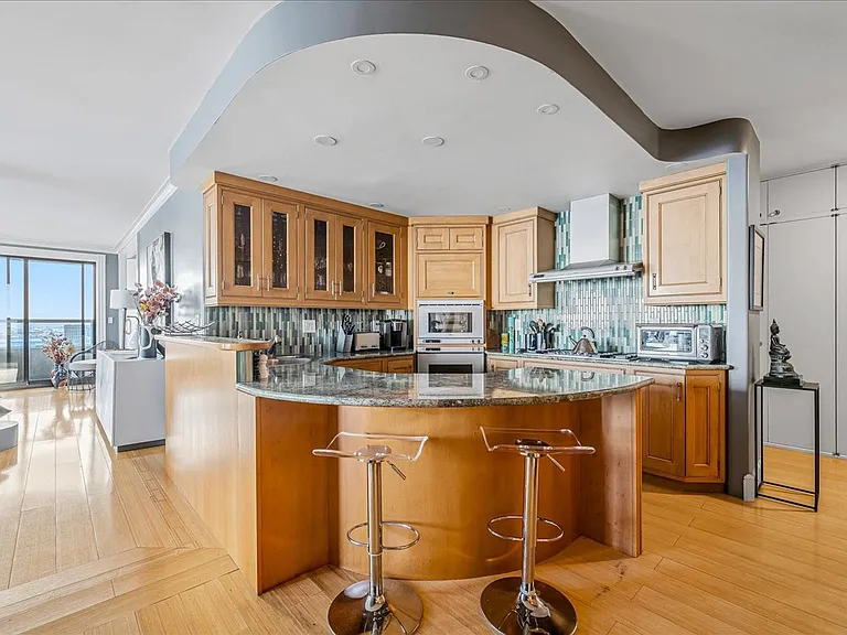 65 E India Row #26F — Photo 13