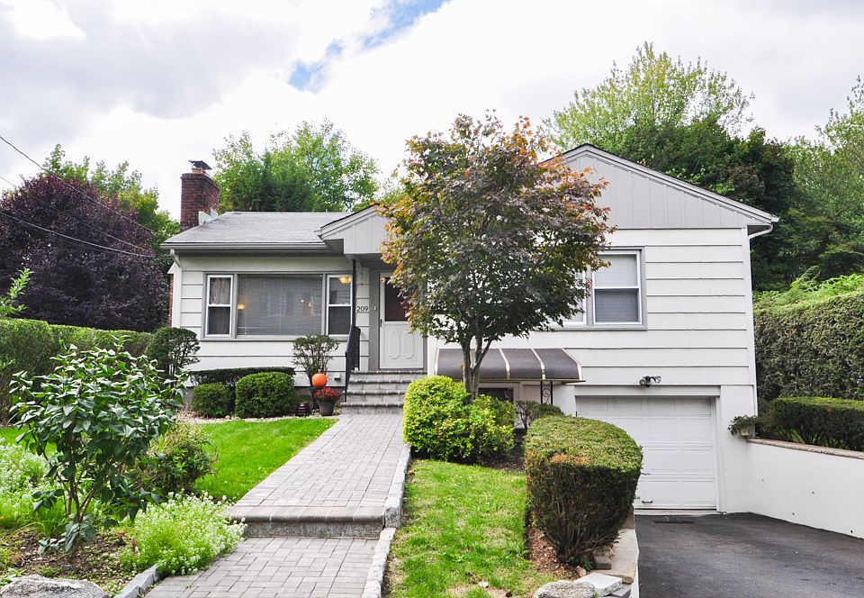 1st image of 209 Royal Pl