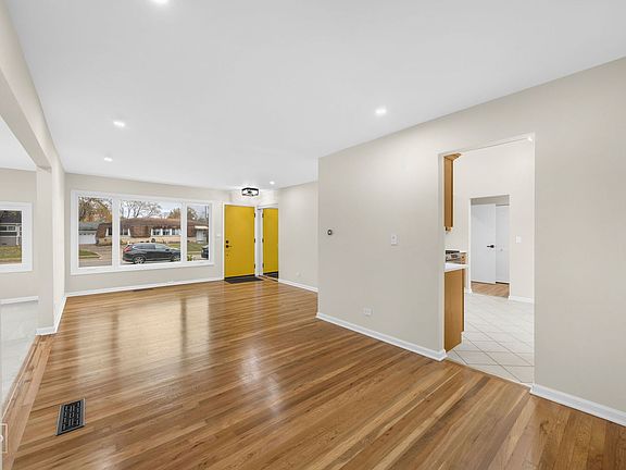 4th image of 95 Des Plaines Ln