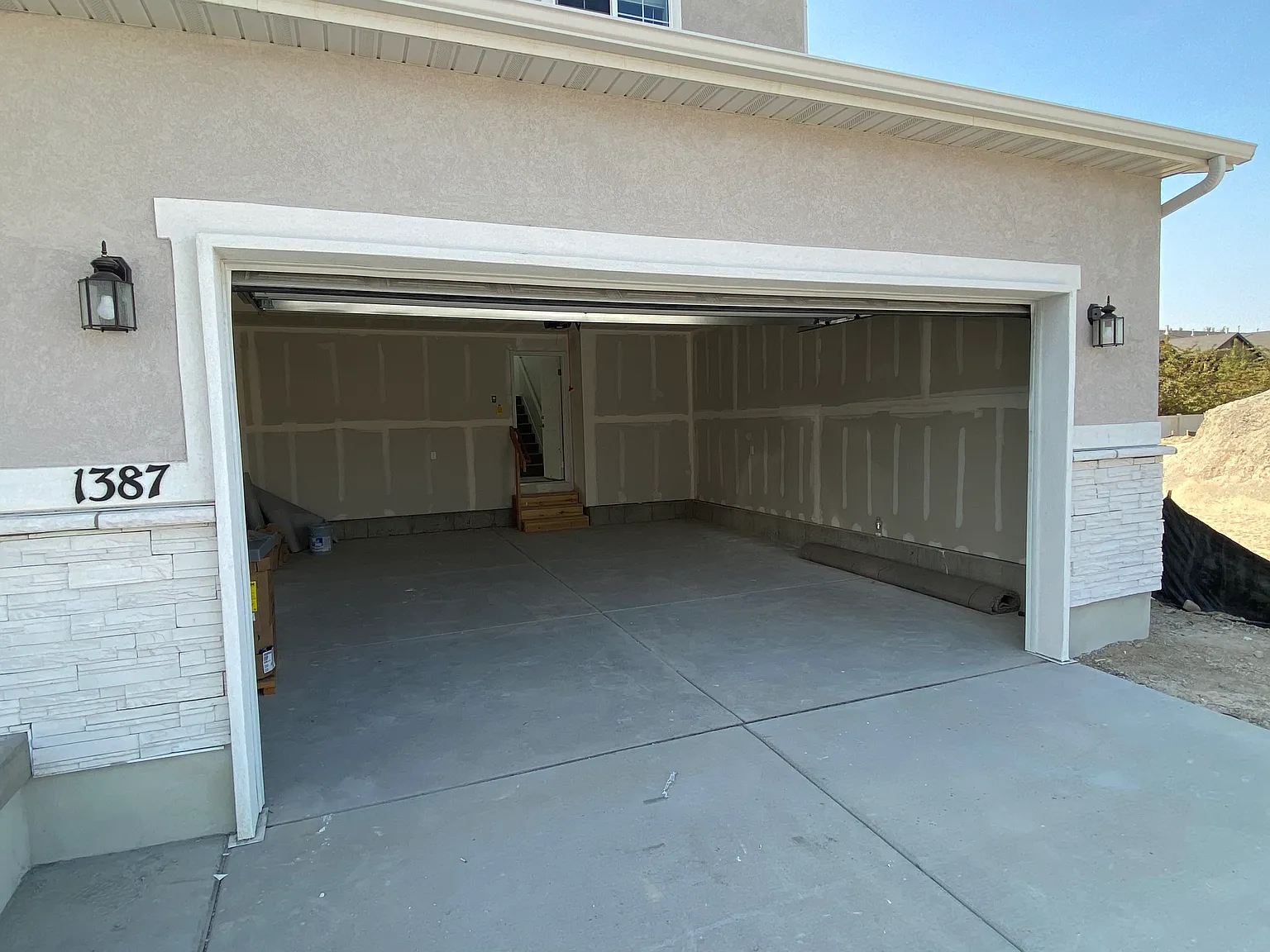 3 bed, 2.5 bath, 2104 sqft, $2,400 — Photo 4
