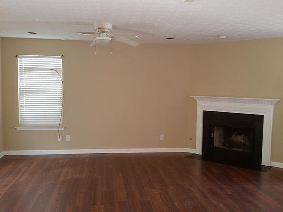 living room w/fireplace