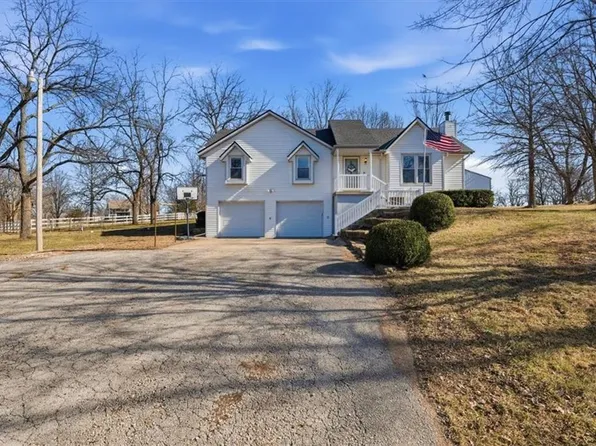 23617 S Chadwick Dr, Peculiar, MO 64078