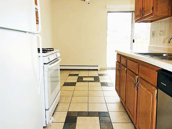 3rd image of 187 Pickwick Dr APT E