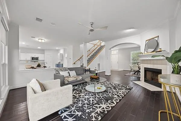 4 bed, 2.5 bath, 2444 sqft, $2,800 — Photo 4
