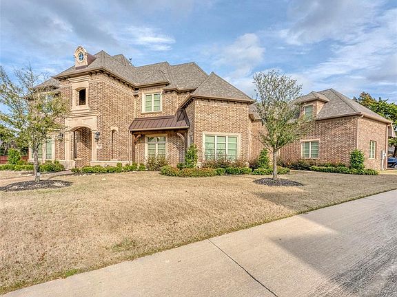 3rd image of 902 Beverly Cir