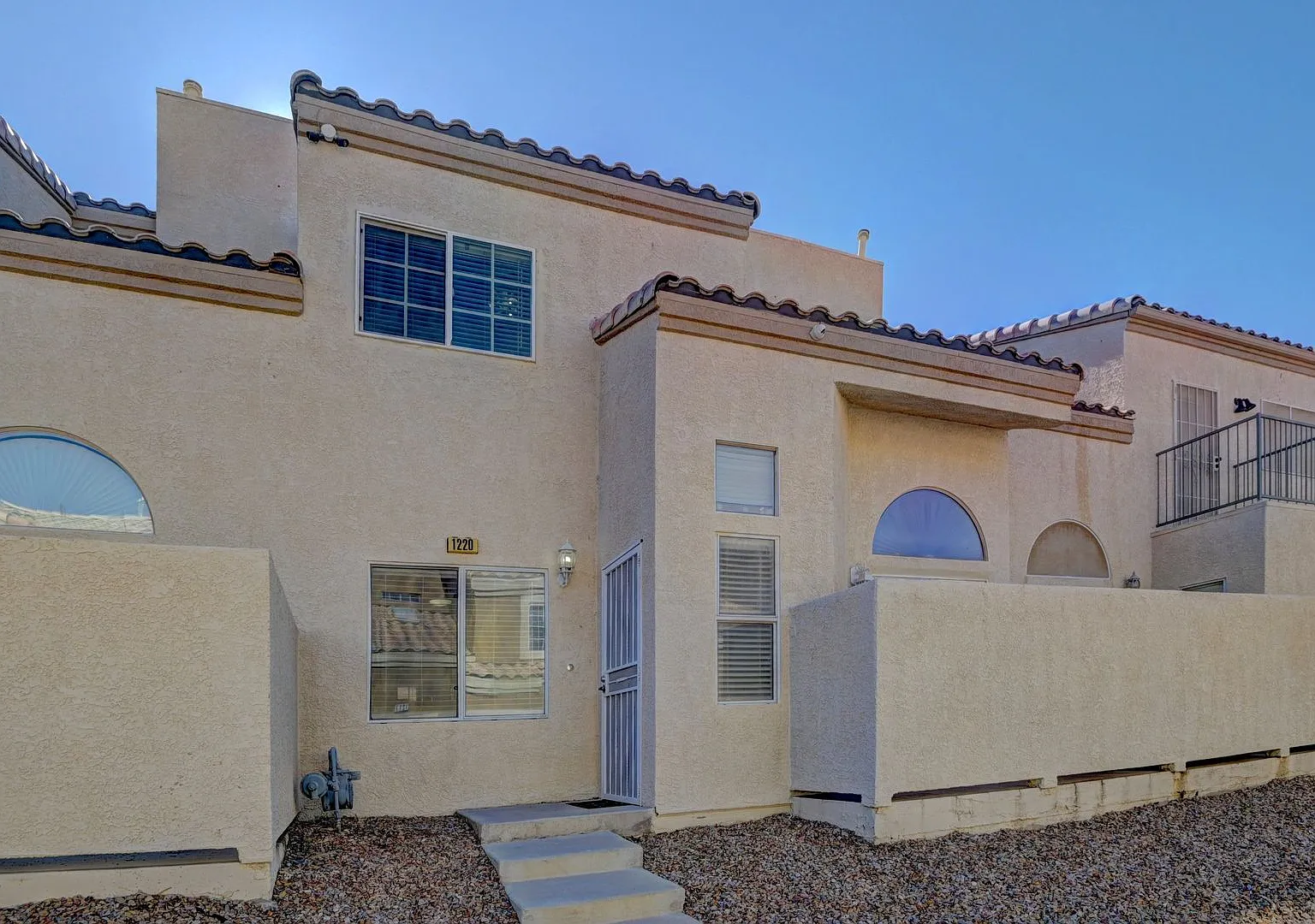 Townhouse with 2 Bedroom, 2 Bath and a 2 Car Garage! — Photo 1
