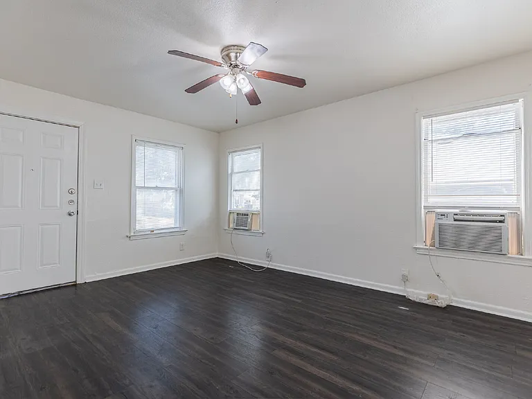 534 Walton Ave — Photo 6