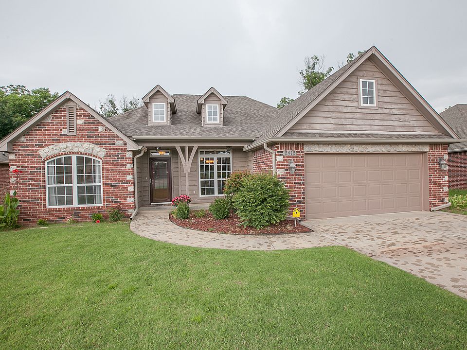 Manicured Lawn & Curb Appeal