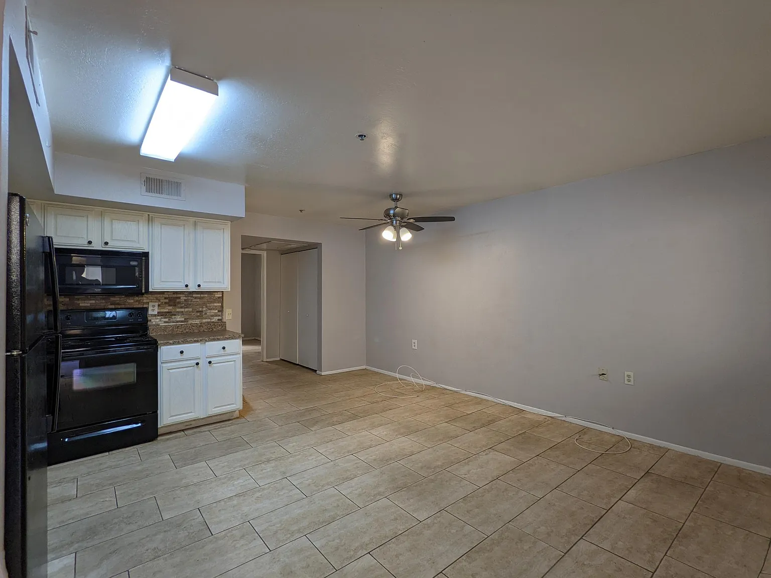 1 bed, 560 sqft, $998 — Photo 3