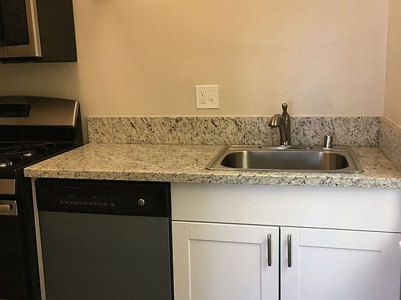 3rd image of 1410 G St APT 01