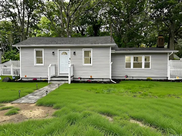 10 Barclay Rd, Mastic Beach, NY 11951