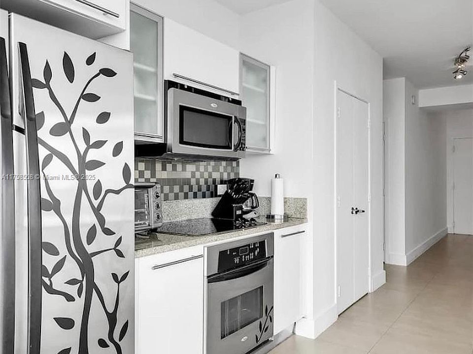 洋書 PISOS PILOTO-MODEL APARTMENTS PISO PILOTO SALSA INMOBILIARIA - Shabby-chic Style - Bedroom