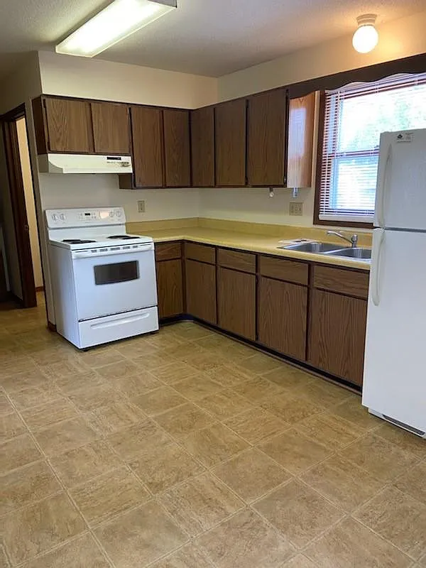 2 bed, 1.5 bath, $950 — Photo 2