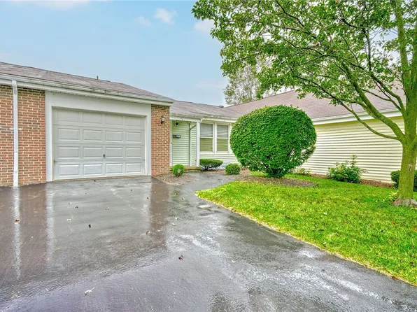 42 Summit Knolls Dr, Webster, NY 14580