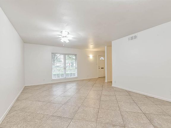 20x13 Living Room - Looking toward the front door.