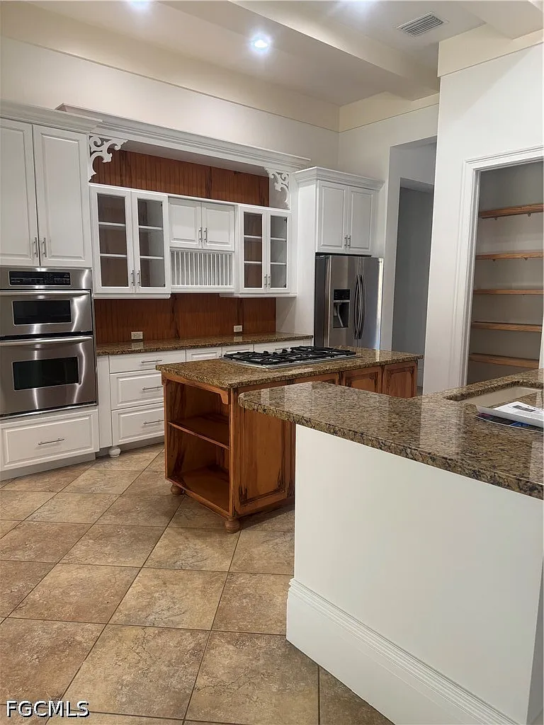 3 bed, 3.5 bath, 2918 sqft, $5,000 — Photo 3
