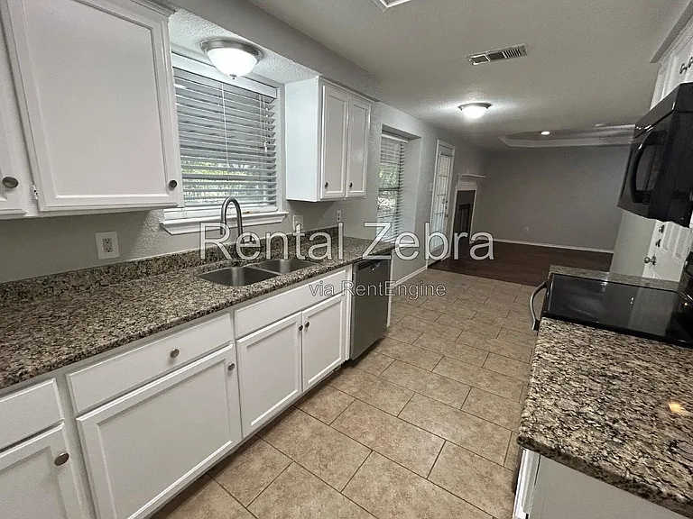 6005 Lindy Ln — Photo 4
