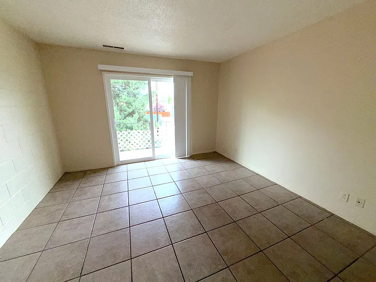 900 Eden Ct — Photo 14