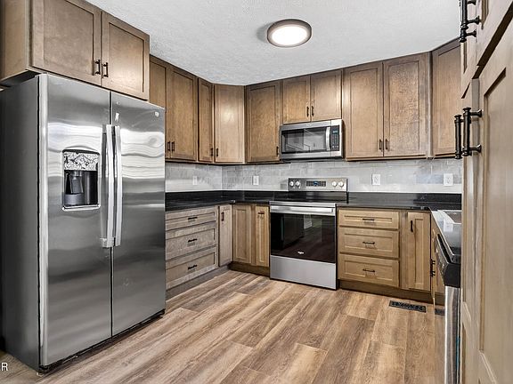 4th image of 1050 Briar Ct