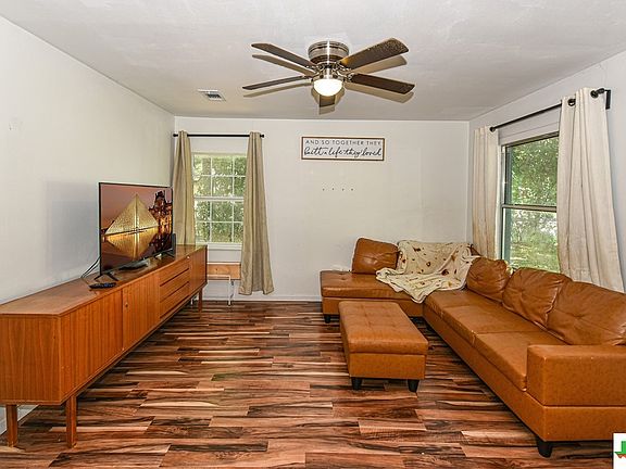 4th image of 704 Crockett Dr
