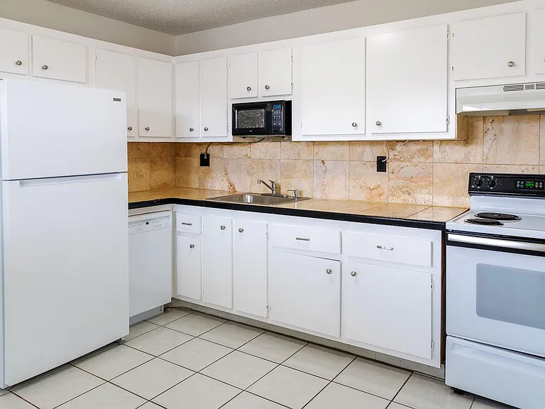 6211 SW 37th St #211 — Photo 2