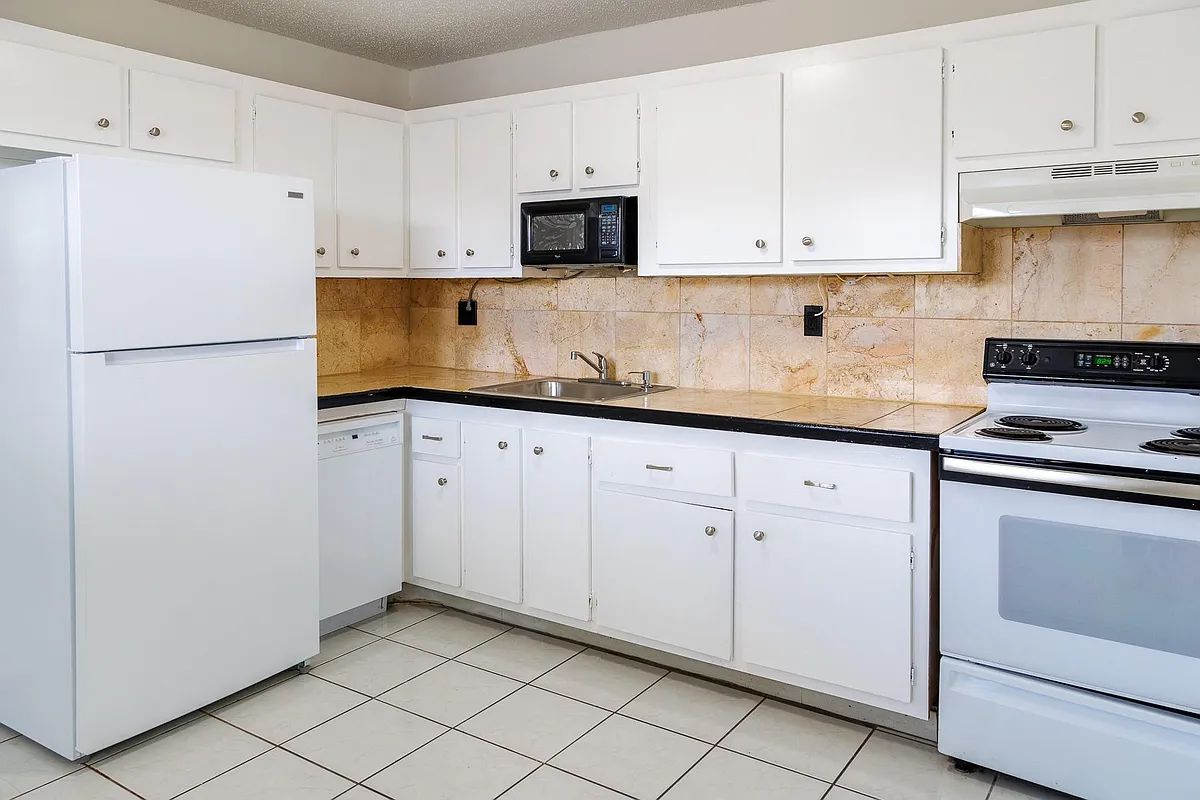 Building Photo - 6211 SW 37th St #211
