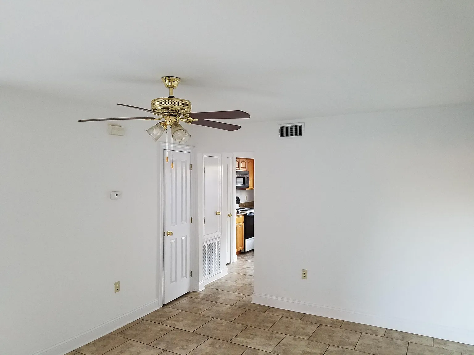 2 bed, 1.5 bath, 1000 sqft, $1,300 — Photo 4