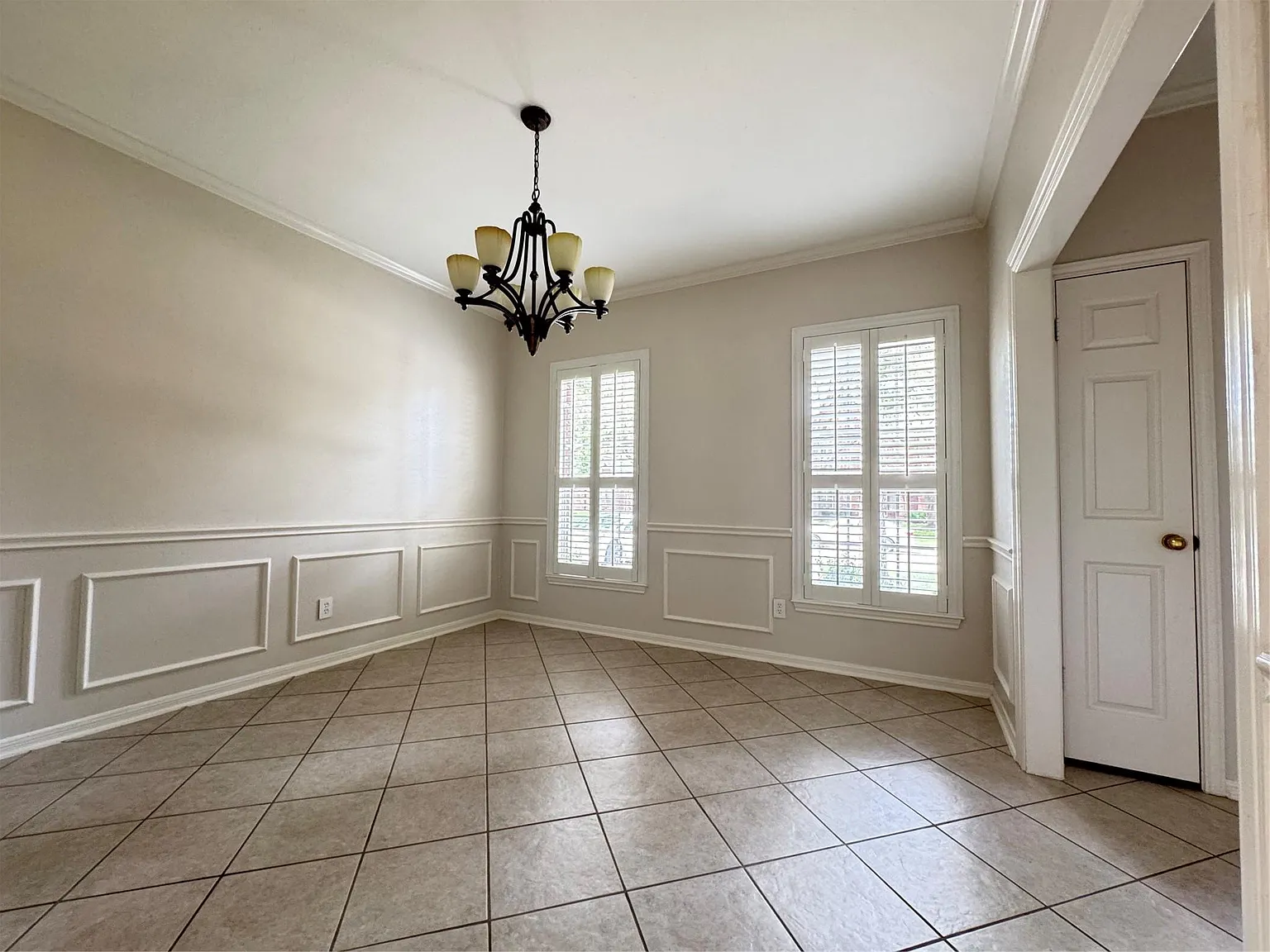 4 bed, 2.5 bath, 2442 sqft, $2,450 — Photo 3