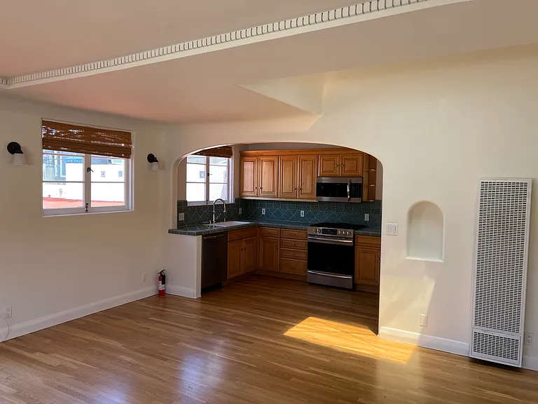 435 Manhattan Ave #A — Photo 2