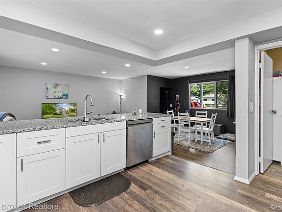 3rd image of 27216 Shiawassee Rd