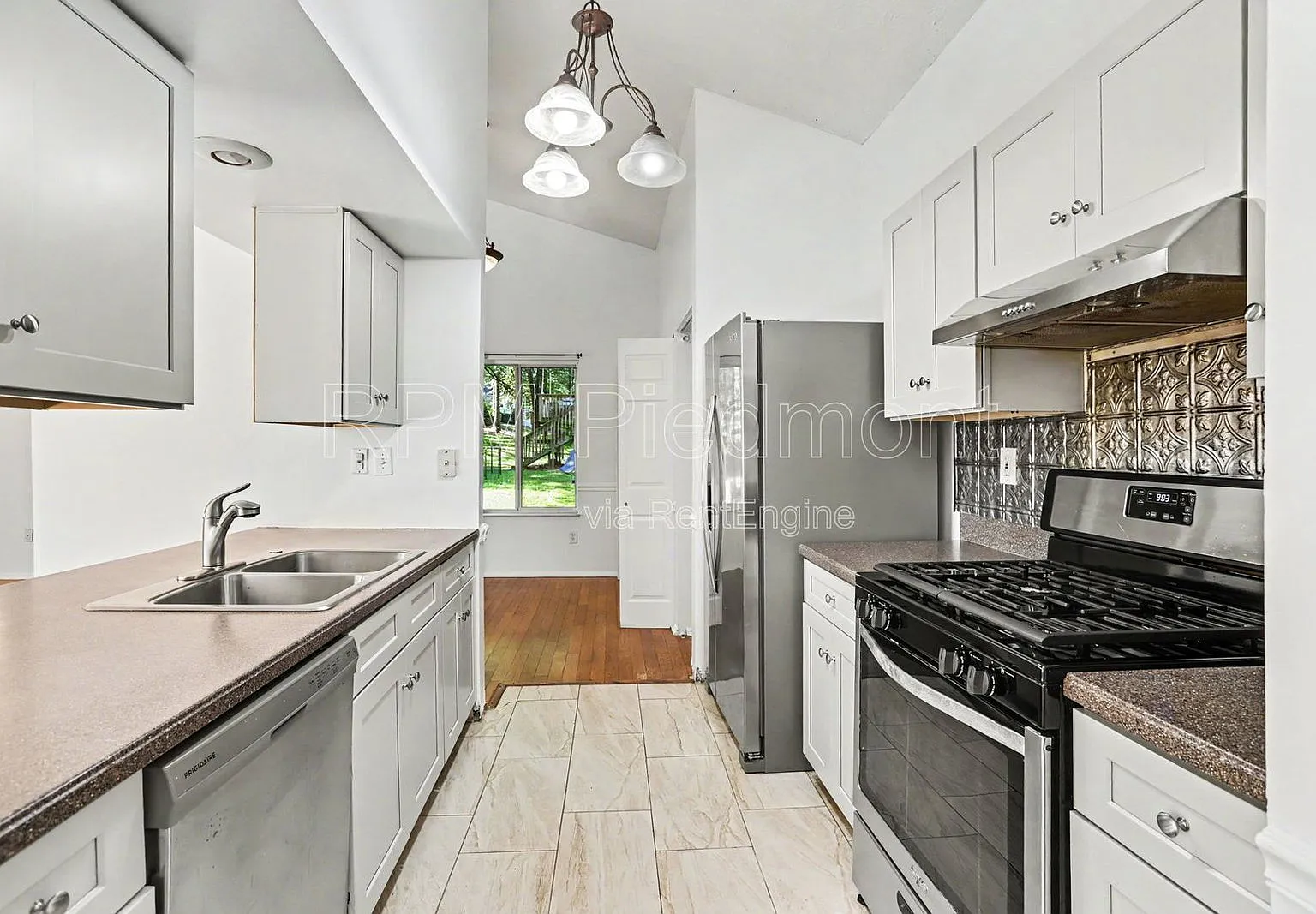 3 bed, 2.0 bath, 1448 sqft, $2,500 — Photo 3