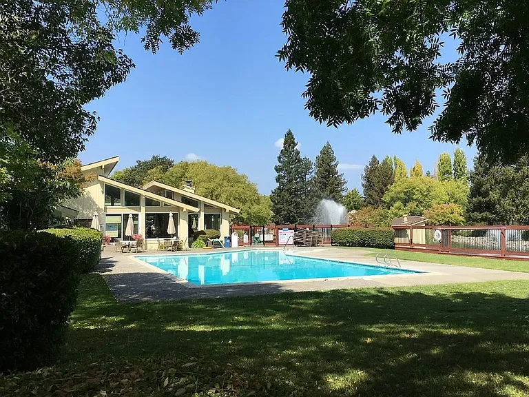 2744 Lakeview Dr — Photo 27