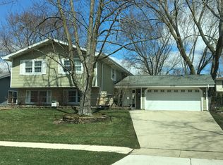 1330 Newcastle Ln, Hoffman Estates, IL 60169