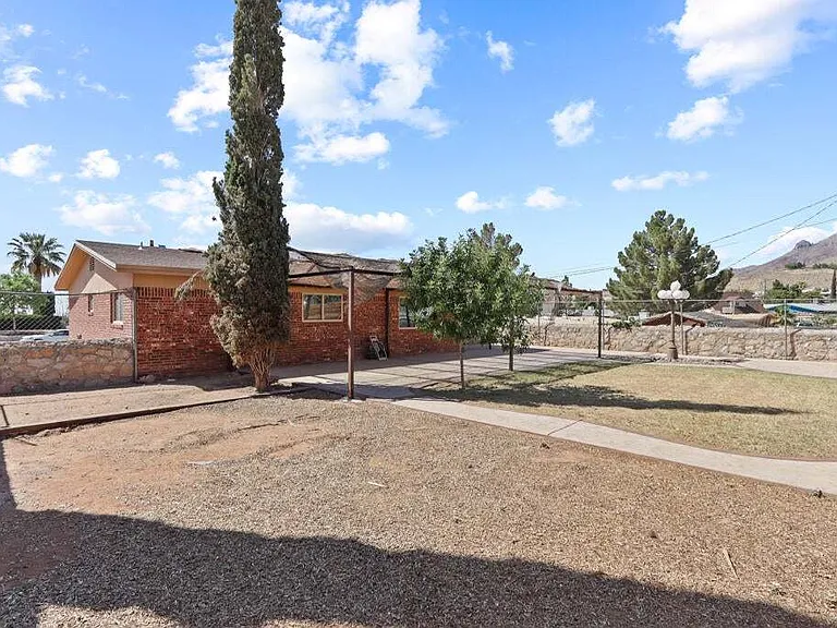 304 Carnival Dr — Photo 33