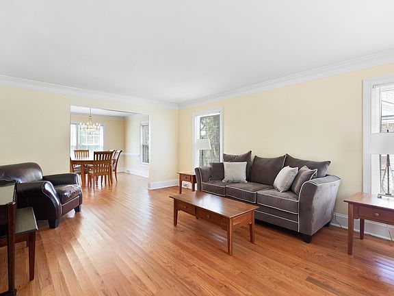 4th image of 400 Fairington Dr