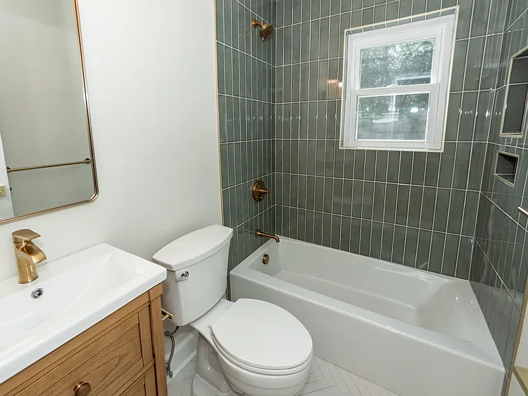 17 Vincent Dr #B — Photo 8