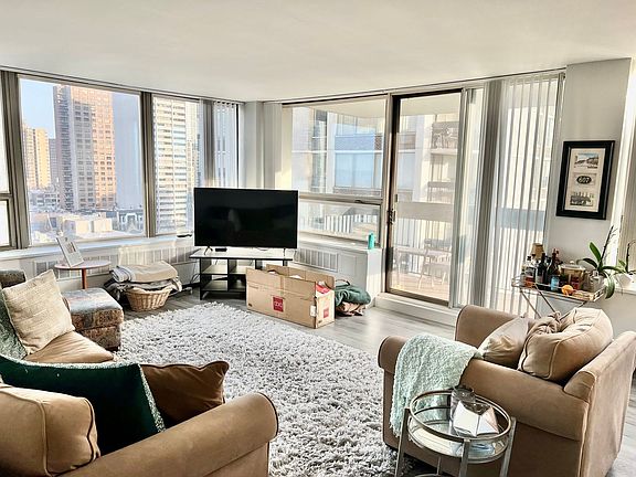 4th image of 1460 Sandburg St #1401