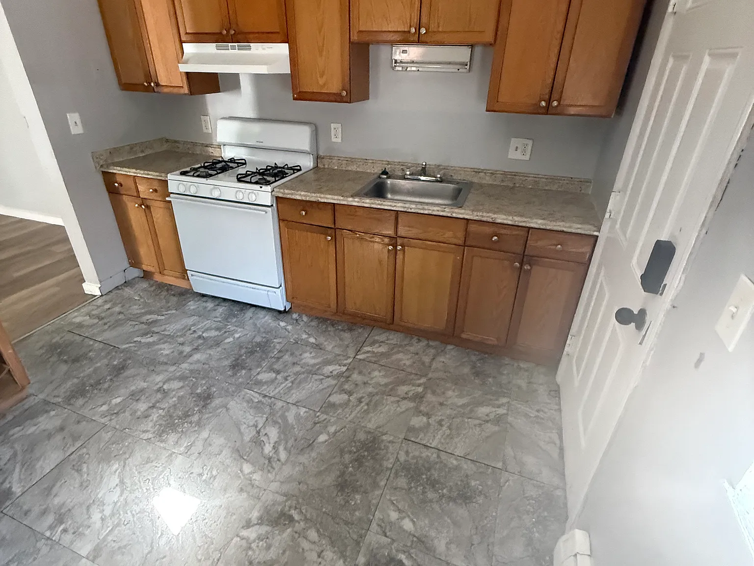 3 bed, 1000 sqft, $1,650 — Photo 2