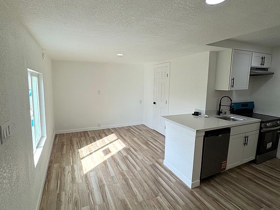 4th image of 1854 De Ovan Ave #1