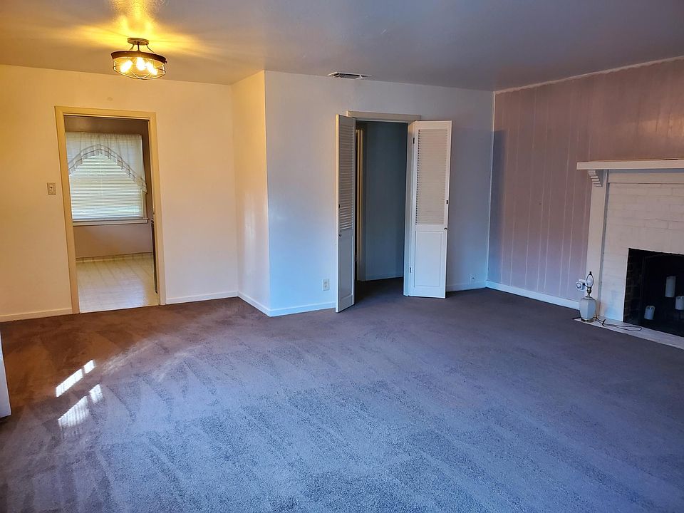 Large Living / Dining room-NEW Carpet