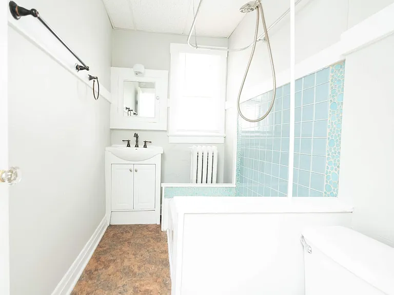 405 Alexander St — Photo 13