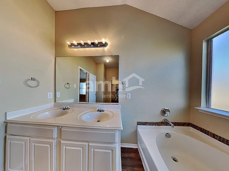 1024 Halifax Ln — Photo 10