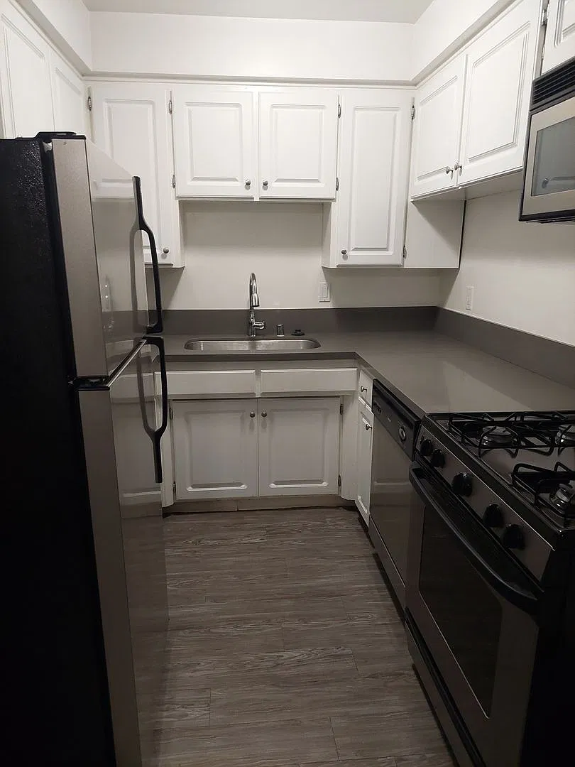 1595 E. Chevy Chase Drive — Photo 2