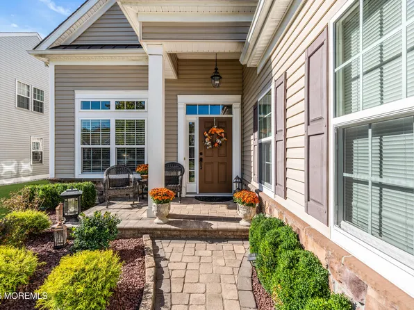 18 W Campania Lane, Farmingdale, NJ 07727
