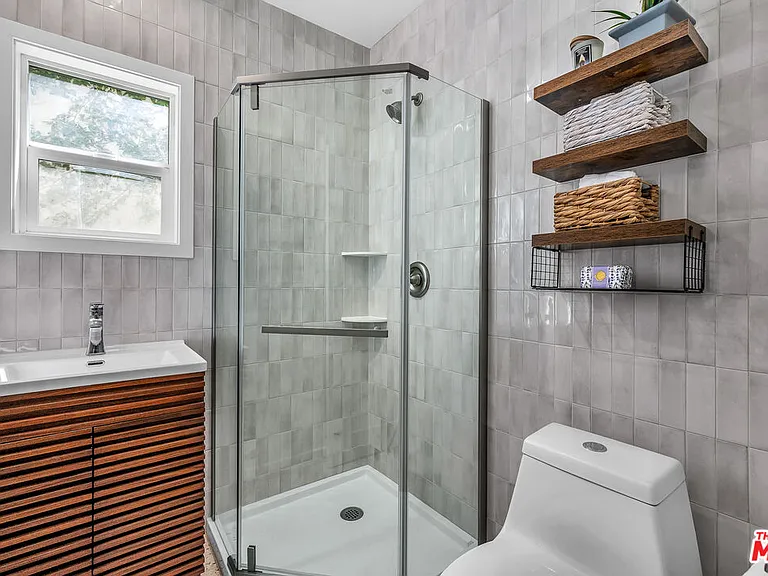 738 Westmount Dr — Photo 14