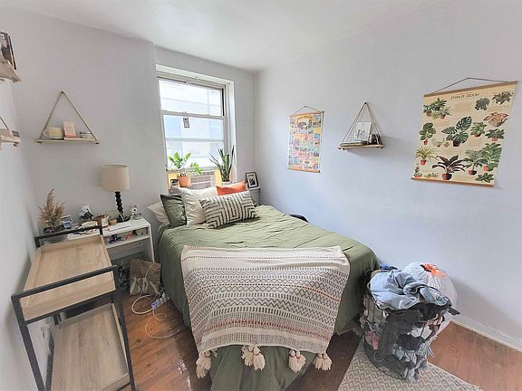 3rd image of 430 E 13th St APT 5