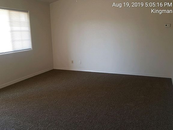 3rd image of 3372 Calumet Ave