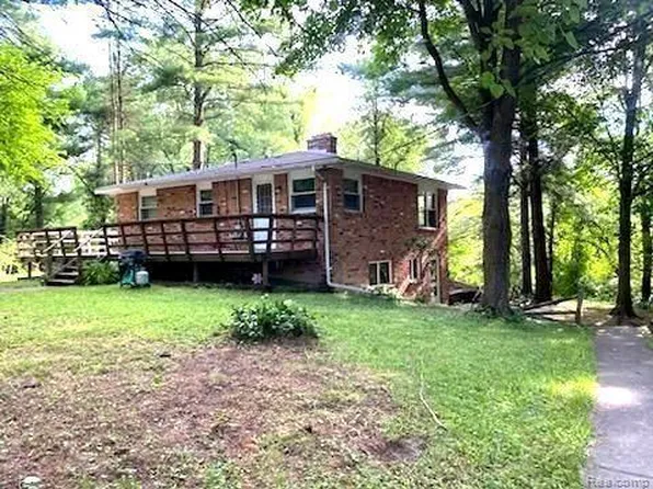 4900 Houghton Dr, Pinckney, MI 48169