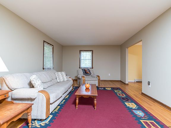 4th image of 8 Chateau Dr
