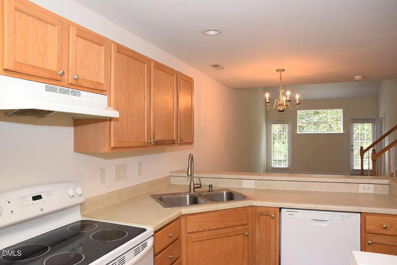 3 bed, 2.5 bath, 1643 sqft, $1,895 — Photo 3